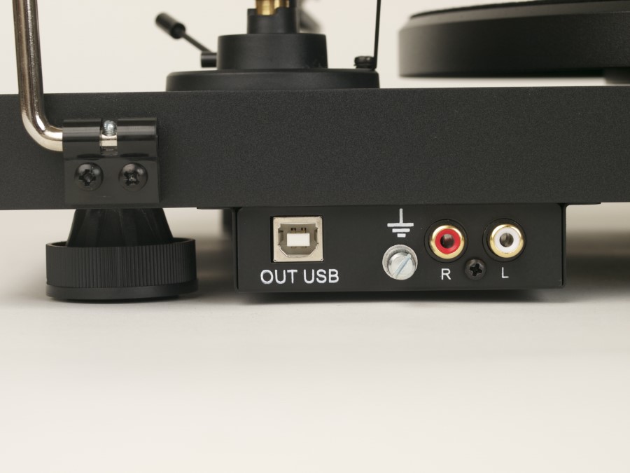 ProJect Debut Carbon Phono USB DC Turntable