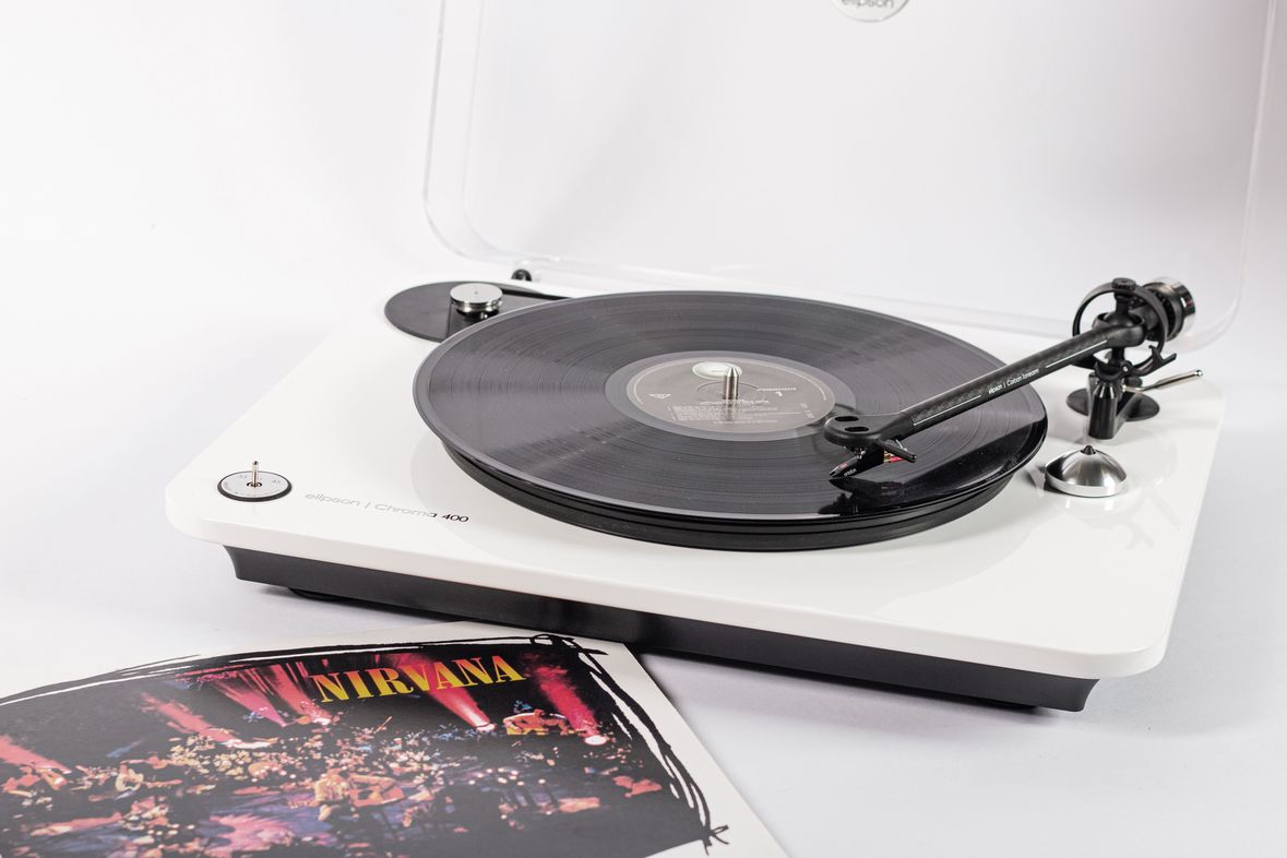 Elipson Chroma 400 грамофон с Ortofon OM10